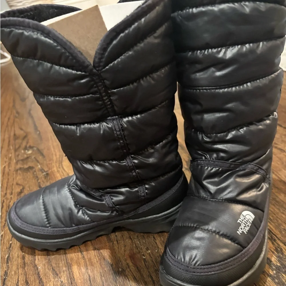 The North Face Black Quilted Puffy Snow Boots Amore II shiny black size 3